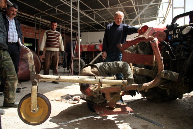 Atıl Malzemelerden Ot Biçme Makinesi Yaptılar