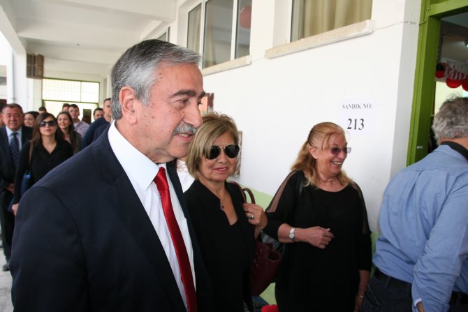 Kktc'de Halk, Cumhurbaşkanı Seçimi İçin Sandık Başında