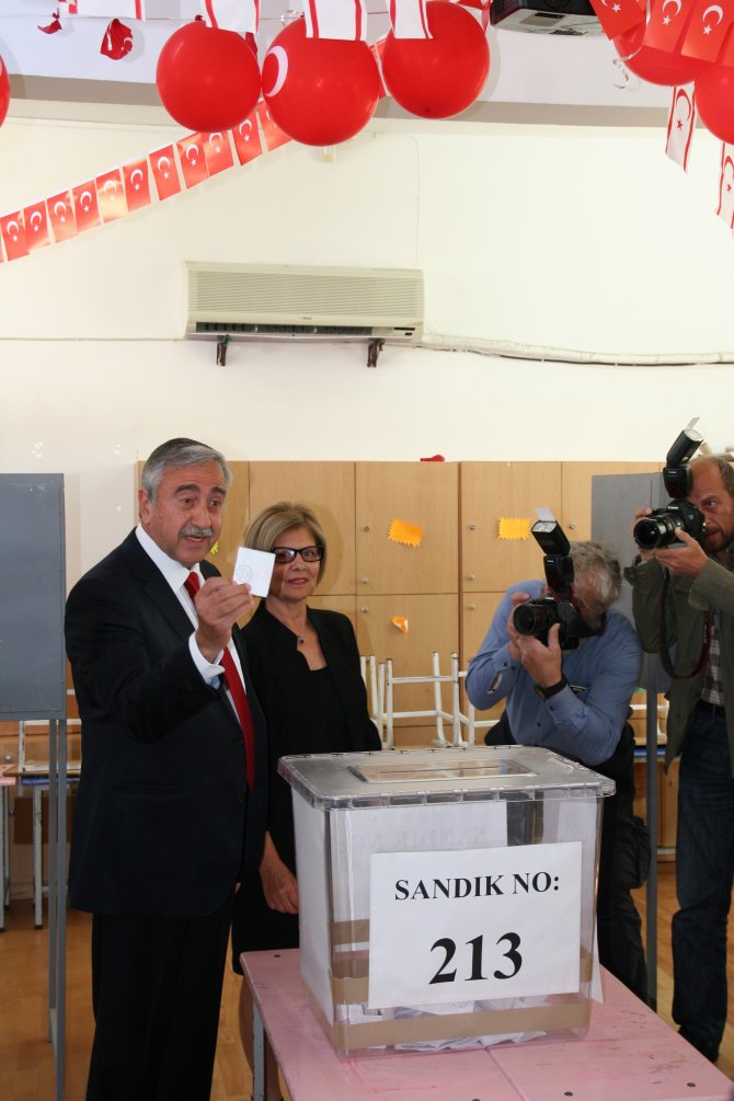 Kktc'de Halk, Cumhurbaşkanı Seçimi İçin Sandık Başında