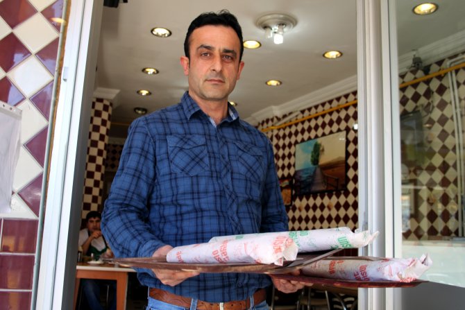 "Telefonla Oynamayan Bayan Garson Alınacaktır"