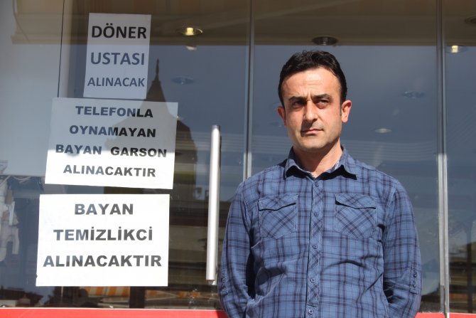 "Telefonla Oynamayan Bayan Garson Alınacaktır"