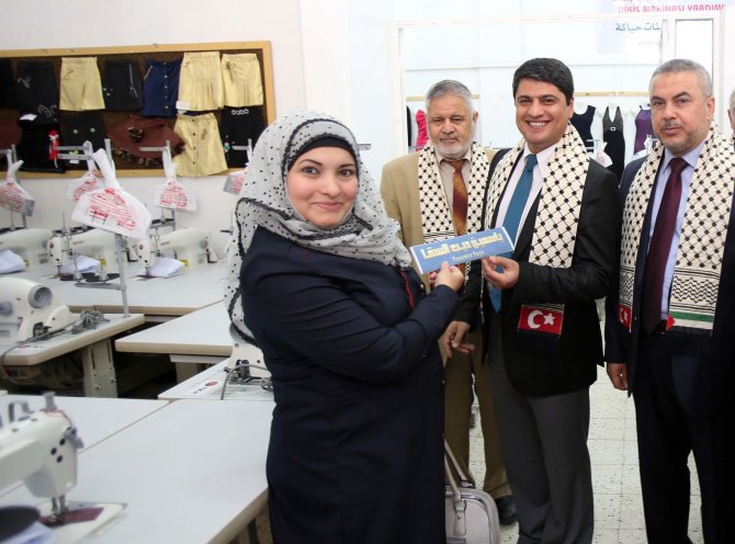 Tika Ve İhh'dan Gazzeli Kadınlara Dikiş Makinesi