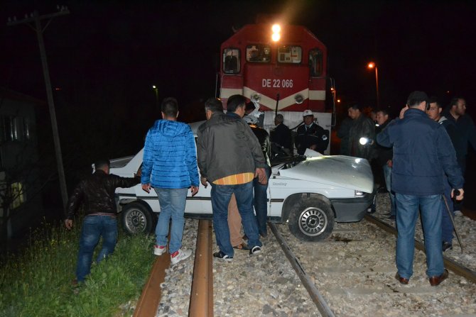 Uşak'ta Tren Otomobile Çarptı: 1 Ölü