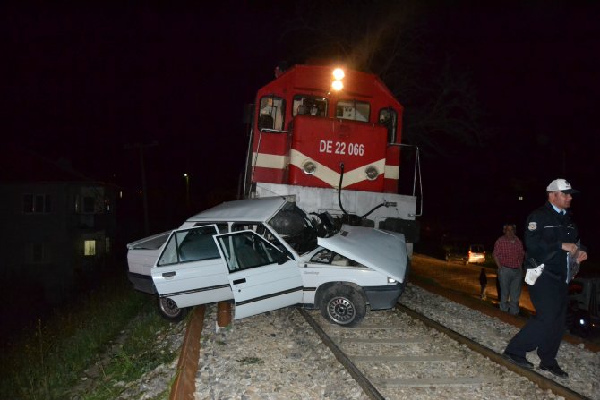 Uşak'ta Tren Otomobile Çarptı: 1 Ölü