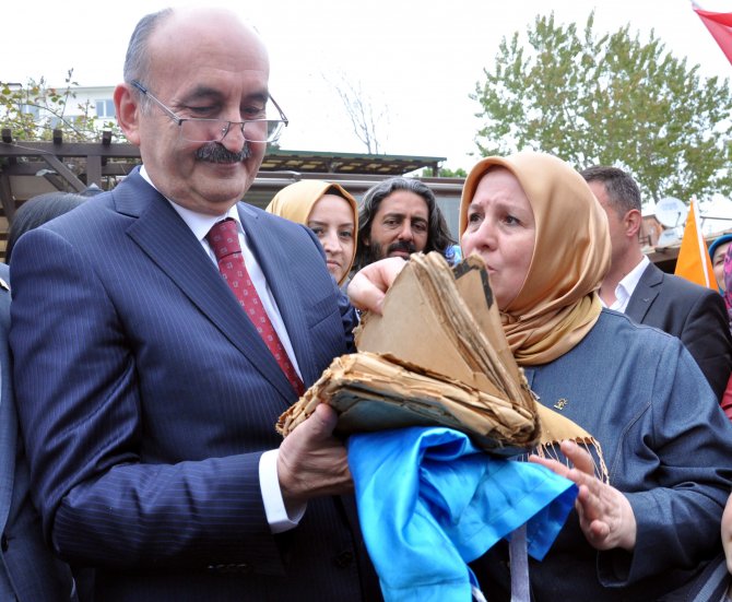 Müezzinoğlu'na, Çanakkale Şehidinin Kur'an-ı Kerim'ini Hediye Etti