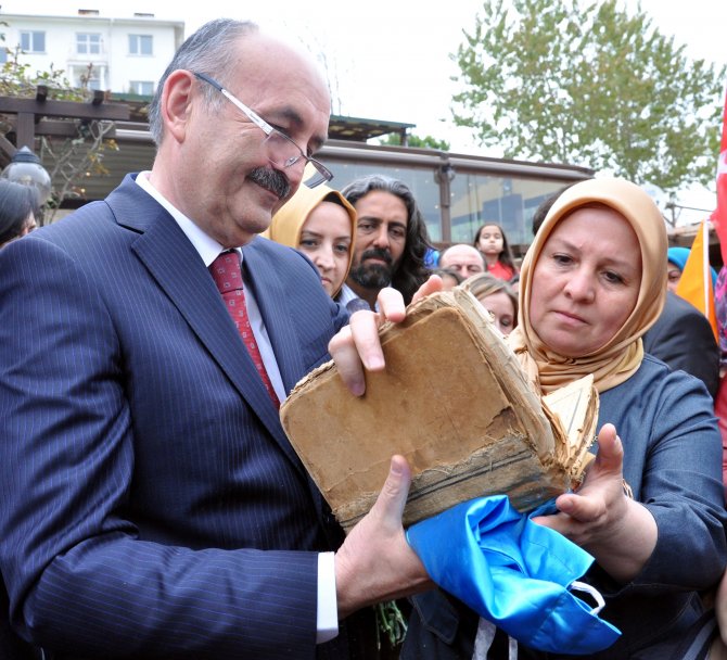 Müezzinoğlu'na, Çanakkale Şehidinin Kur'an-ı Kerim'ini Hediye Etti