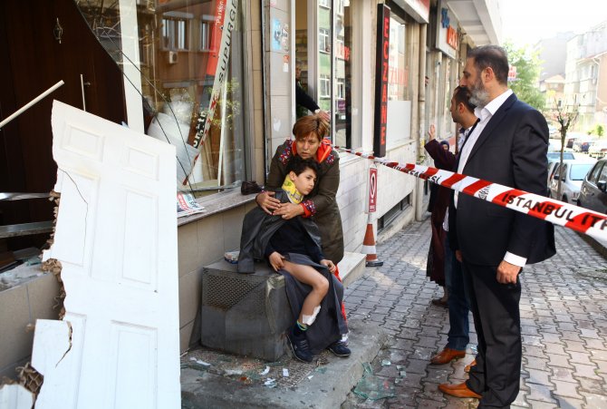 Otomobil, Yayalara Çarptıktan Sonra İş Yerine Girdi