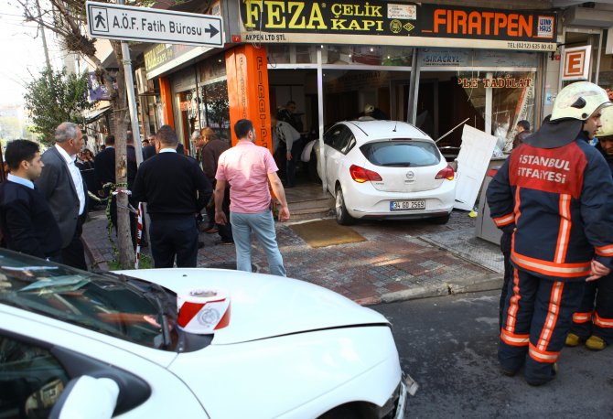 Otomobil, Yayalara Çarptıktan Sonra İş Yerine Girdi