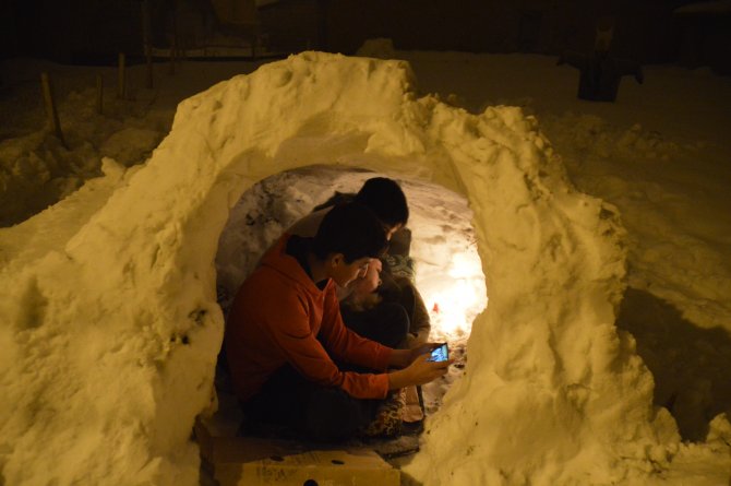 Ağrılı kardeşler, evlerinin önüne "iglo" yaptı