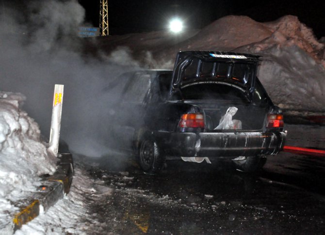 Bitlis'te seyir halindeki otomobil yandı