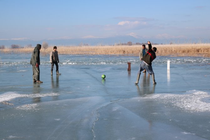 Buz tutan gölü futbol sahasına çevirdiler