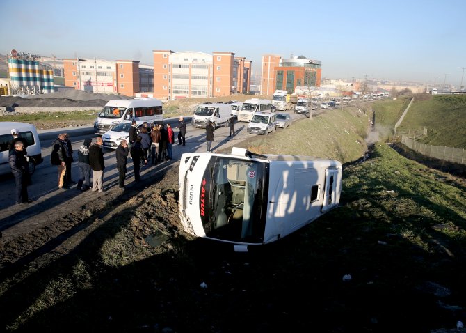 Esenyurt'ta servis otobüsü devrildi: 8 yaralı