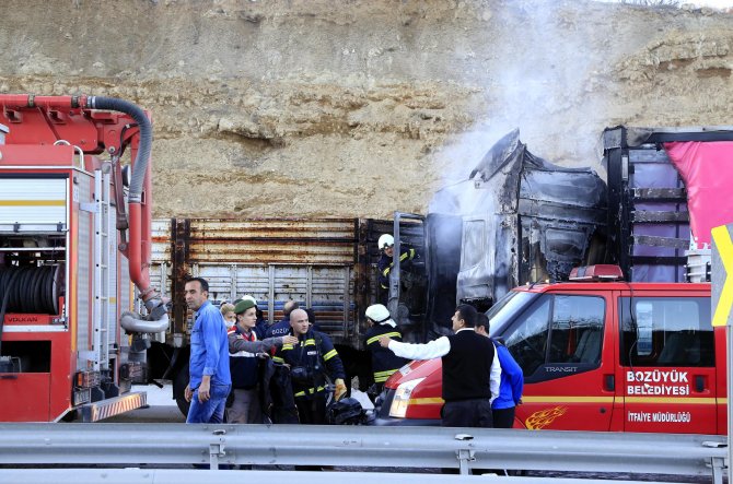 Eskişehir'de tırla kamyon çarpıştı: 1 ölü, 1 yaralı