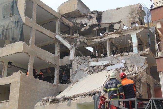 Şanlıurfa'da yıkım halindeki apartmanda çökme