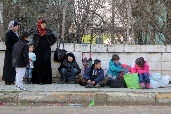 Yayladağı sınırına gelen Suriyeli ailelerin Türkiye'ye alınması