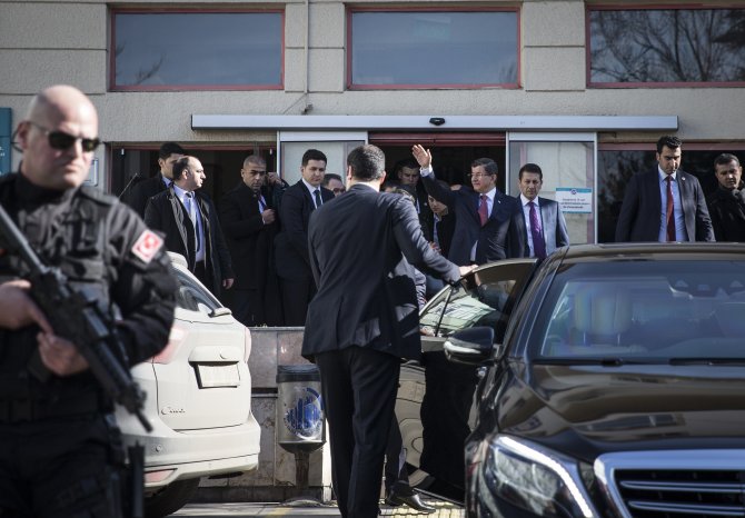 Davutoğlu çiftinin şehit eşine yaptığı ziyaret