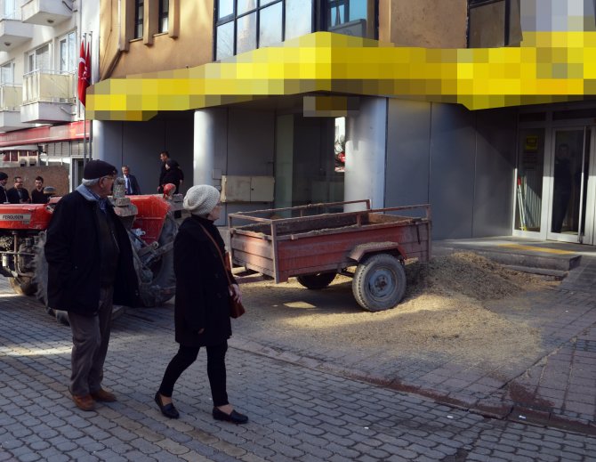 Dolandırıldığını iddia eden çiftçiden ilginç protesto