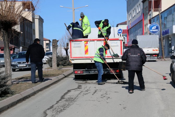 Şarkışla'da bozulan yollar onarılıyor