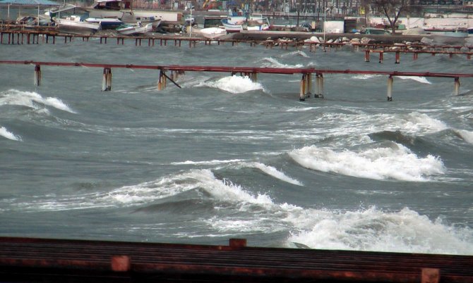 Edremit Körfezi'nde kuvvetli lodos