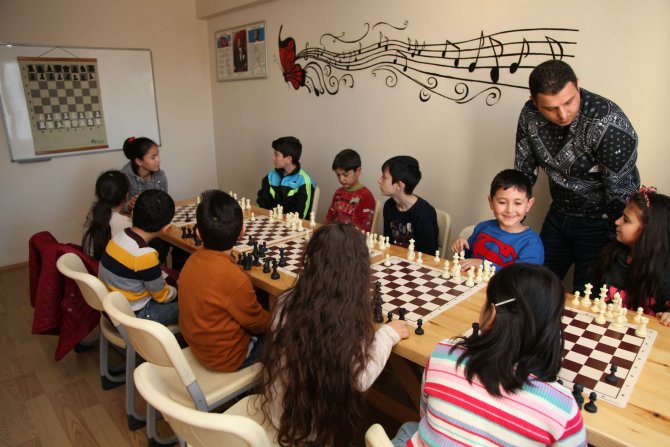 Eskişehir'de çocuklara satranç eğitimi