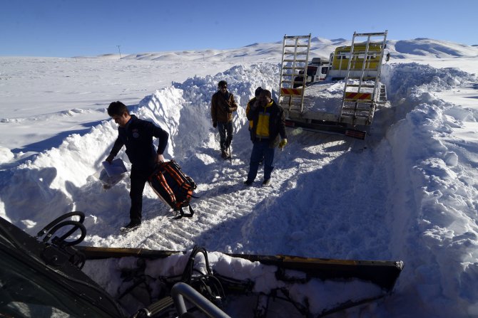 Hamile kadın paletli ambulansla hastaneye kaldırıldı