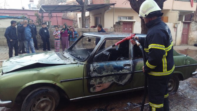 Gaziantep'te park halindeki otomobil yandı