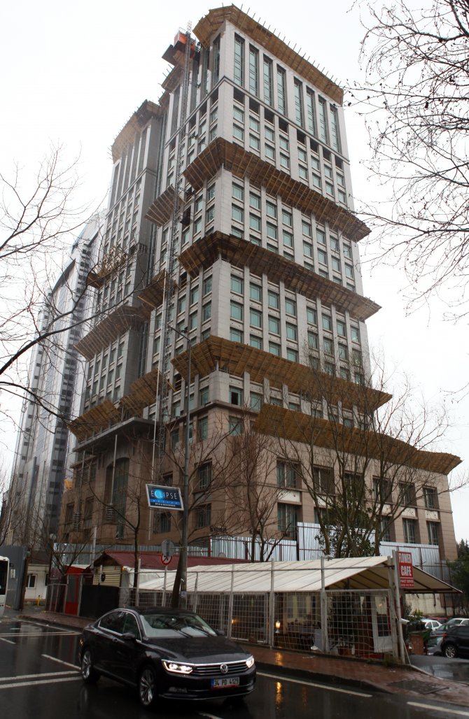 Maslak'ta iskanı bulunmayan gökdelenin yıkımına başlandı