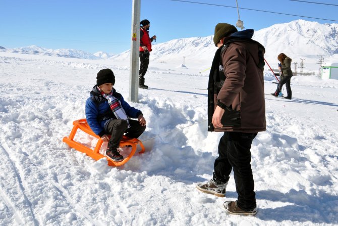 Tunceli'de engelli çocuklar kayak yaptı