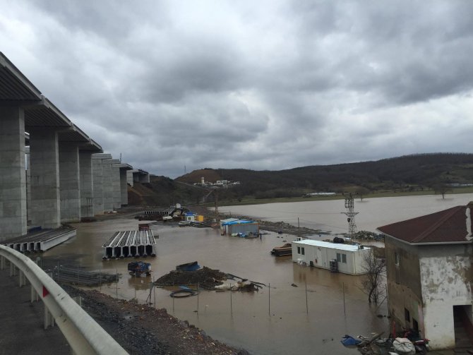 Sağanak nedeniyle Riva Deresi taştı