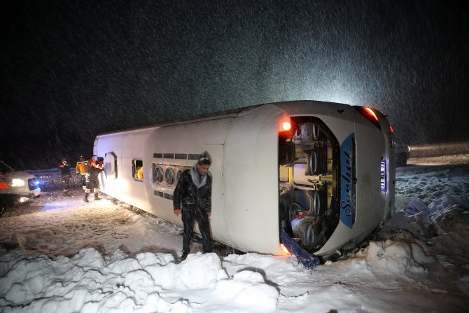 Erzincan'da yolcu otobüsünün devrilmesi