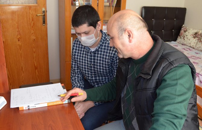 Lösemili öğrenci evde eğitimle okul birincisi oldu