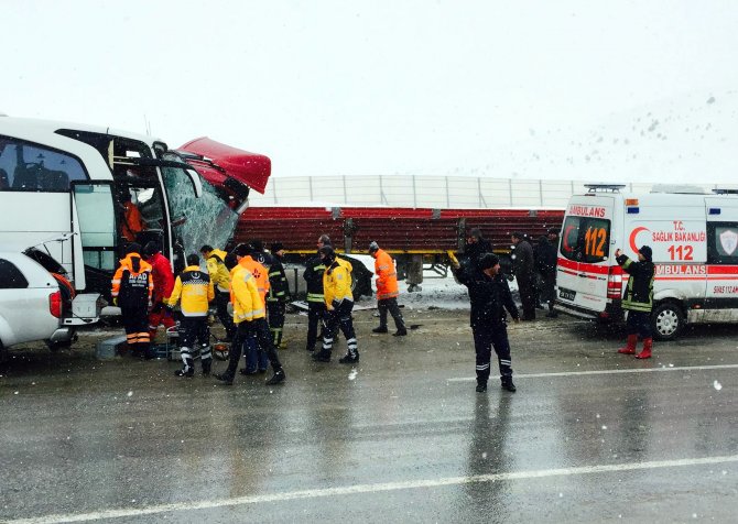 Sivas'ta yolcu otobüsüyle tır çarpıştı: 1 ölü, 15 yaralı