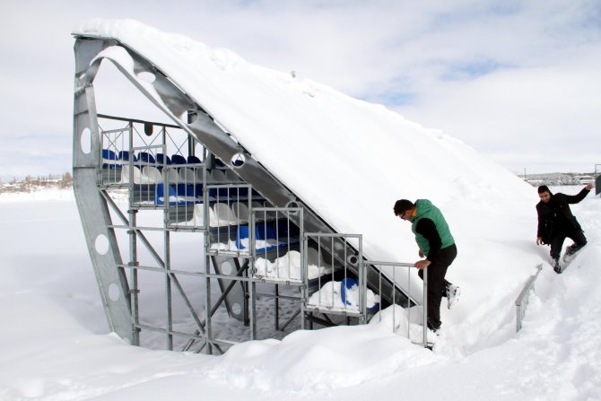 Ardahan'da tribün çatısı biriken kar nedeniyle çöktü
