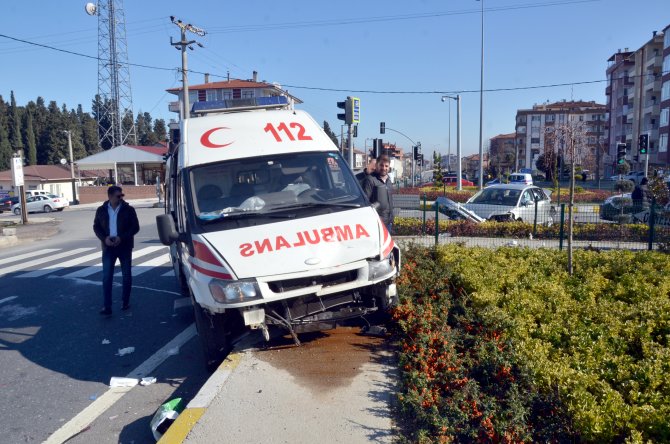 Hasta taşıyan ambulans kaza yaptı: 2 yaralı