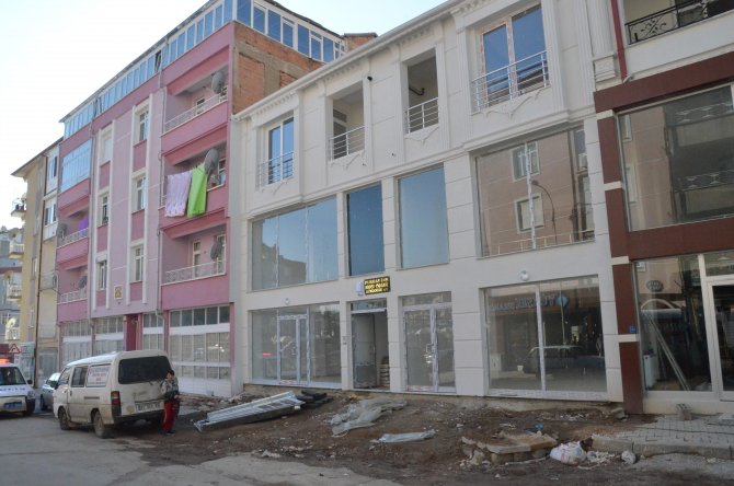 Üzerine asansör düşen genç öldü