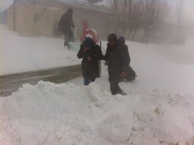 Köyde mahsur kalan hamile kadın kurtarıldı