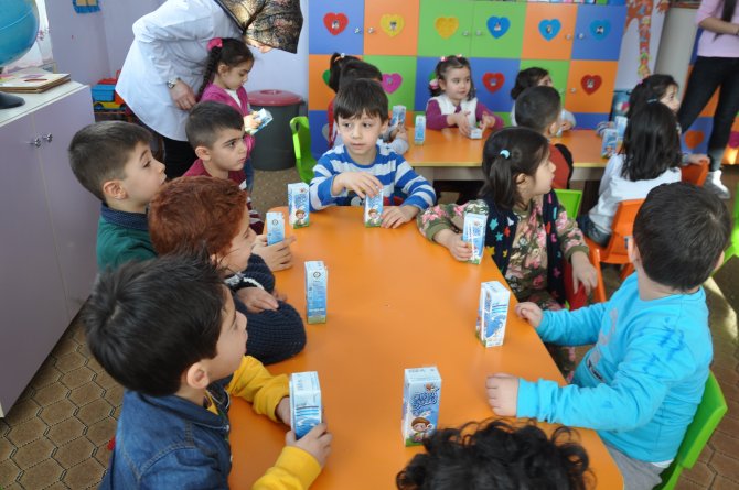 Öğrencilere okul sütü dağıtıldı