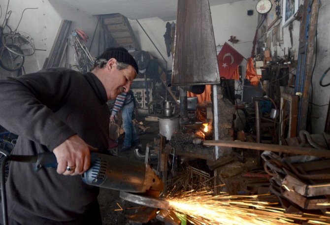 Sarıkamış'ta demirciliği "üniversiteli çırak" yaşatacak