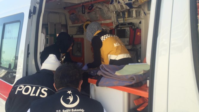 Tavanı kopan otomobilden yaralı çıktı