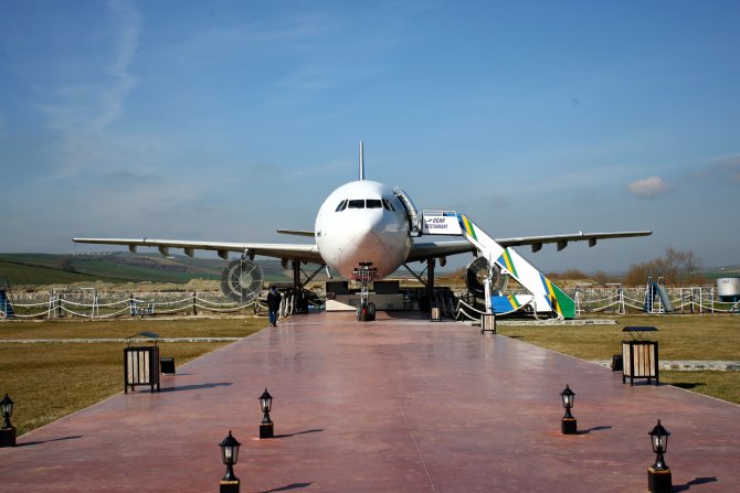 Emektar kargo uçağı restorana dönüştü