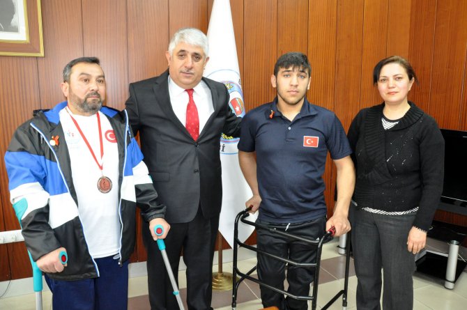 Engelli badminton sporcuları Başkan Şimşek'i ziyaret etti
