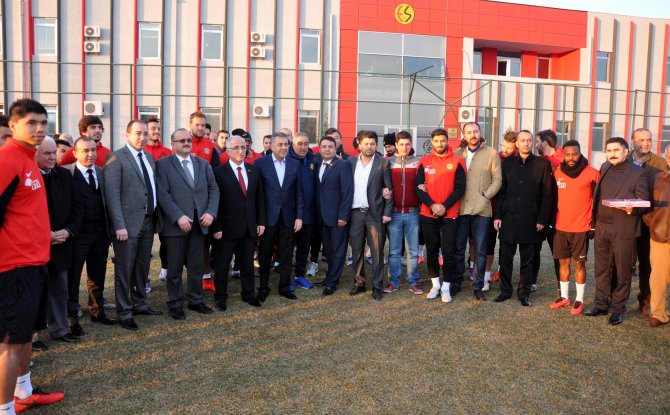 Eskişehirspor'a Vali Tuna'dan moral ziyareti
