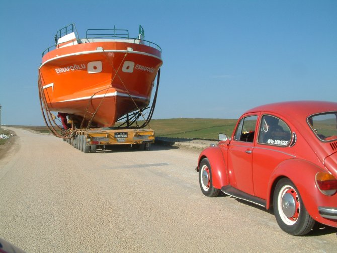 Sanayide inşa edilen tekne sahile kadar tırla götürüldü