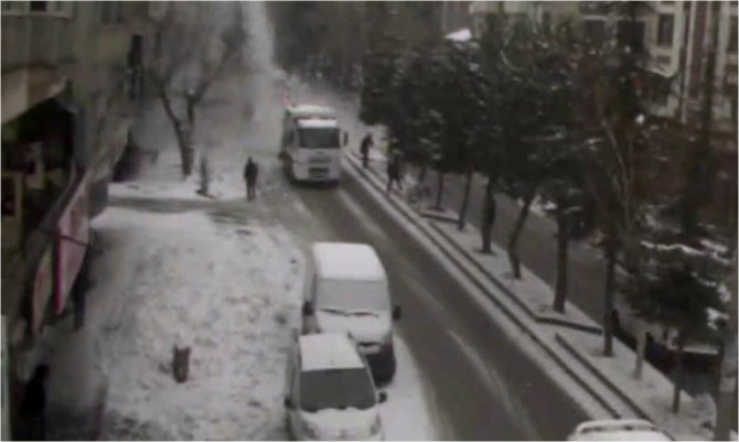 Tatvan'da kar kütlesinin düşme anı kameraya yansıdı