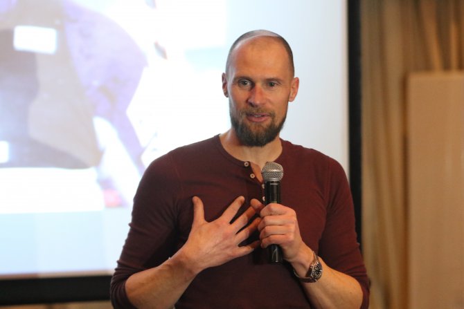 Ünlü kayak şampiyonu Büchel, gençlerle buluştu