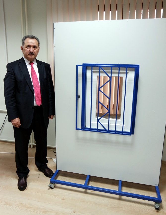 Yangında "can kurtaran" pencere korkuluğu üretti