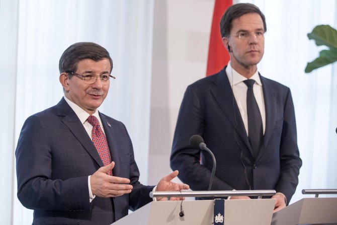 Davutoğlu-Rutte ortak basın toplantısı