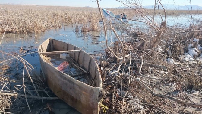 Beyşehir Gölü'nde, suda elektroşokla balık avlayan 2 kişi yakalandı