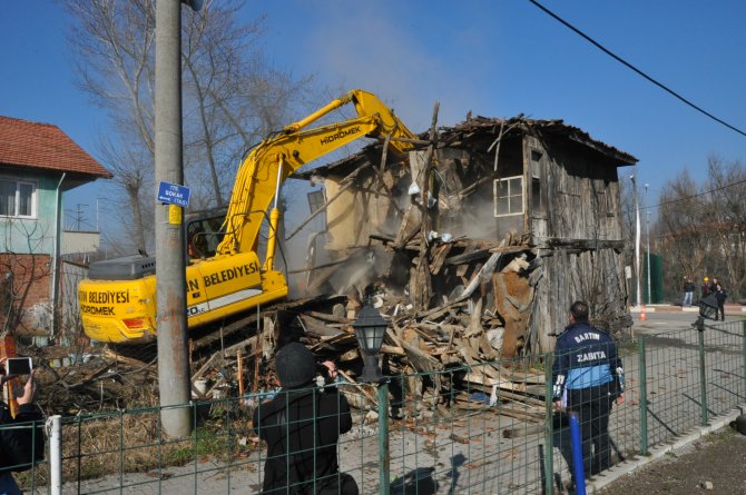Çökme tehlikesi bulunan ahşap bina ekiplerce yıkıldı
