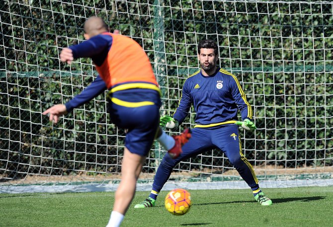Fenerbahçe'de Van Persie takımla çalıştı